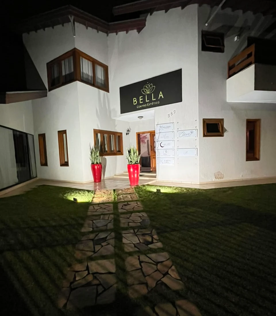 Fachada iluminada à noite