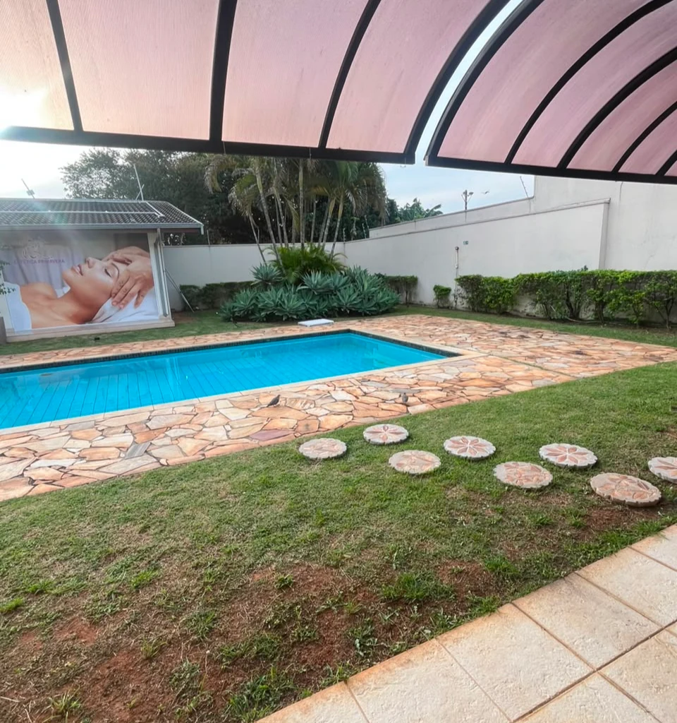 Área externa com piscina e espaço de convivência